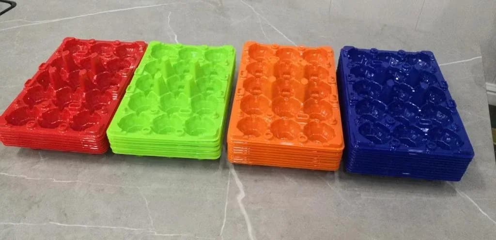 أطباق ١٥ بيضة مرصوصة بالأحمر والأخضر والبرتقالي والأزرق