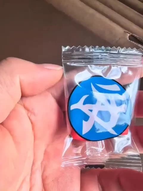 مغلّفة كل واحدة على حدة، وشعارك عليها